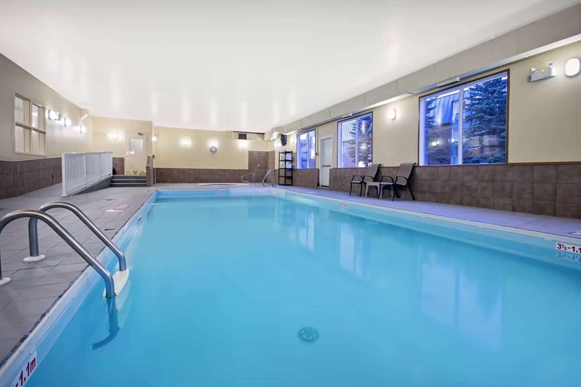Ramada By Wyndham Prince Albert Eksteriør billede