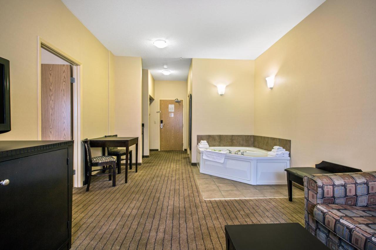Ramada By Wyndham Prince Albert Eksteriør billede